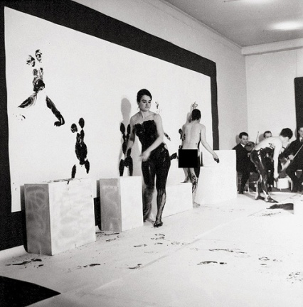 1960-yves-klein-Antropometries-de-l-epoque-bleue-Galerie-internationale-d-art-contemporain-Paris-9-mars
