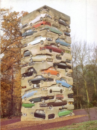 1982-Arman-Parcage-longue-duree-accumulation-de-59-voitures-dans-1600-tonnes-de-beton-19.5mx6m.Fondation-Cartier-Jouy-en-Josas