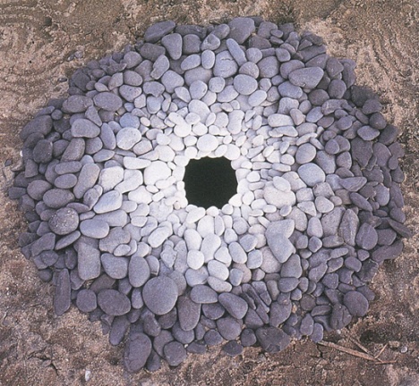 1987-Goldsworthy-Andy-Pebbles-around-a-hole