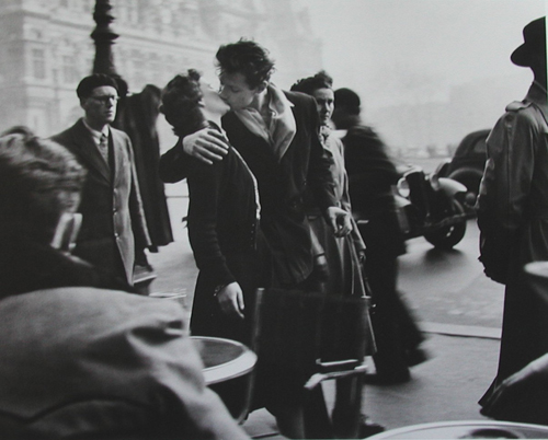 1950-R.Doisneau-Le-baiser-de-l-Hotel-de-Ville.jpg