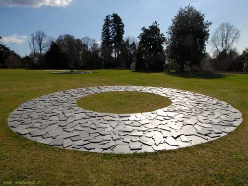 1995-Richard-Long-cercle-de-pierres.jpg